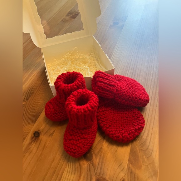 Red hand knitted infant mittens/booties gift set - Picture 6 of 14